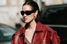 Czerwona kurtka biker