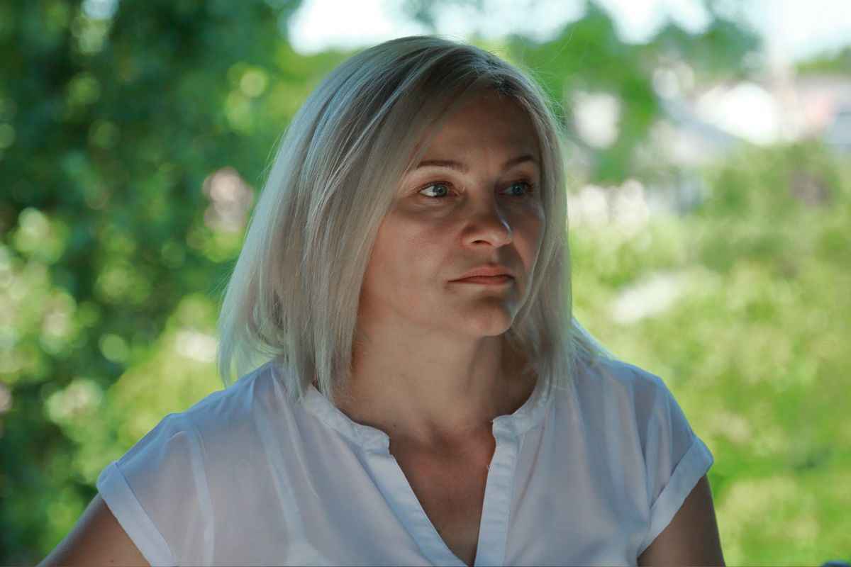 kobieta 40+ zamyślona i smutna