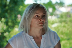 kobieta 40+ zamyślona i smutna