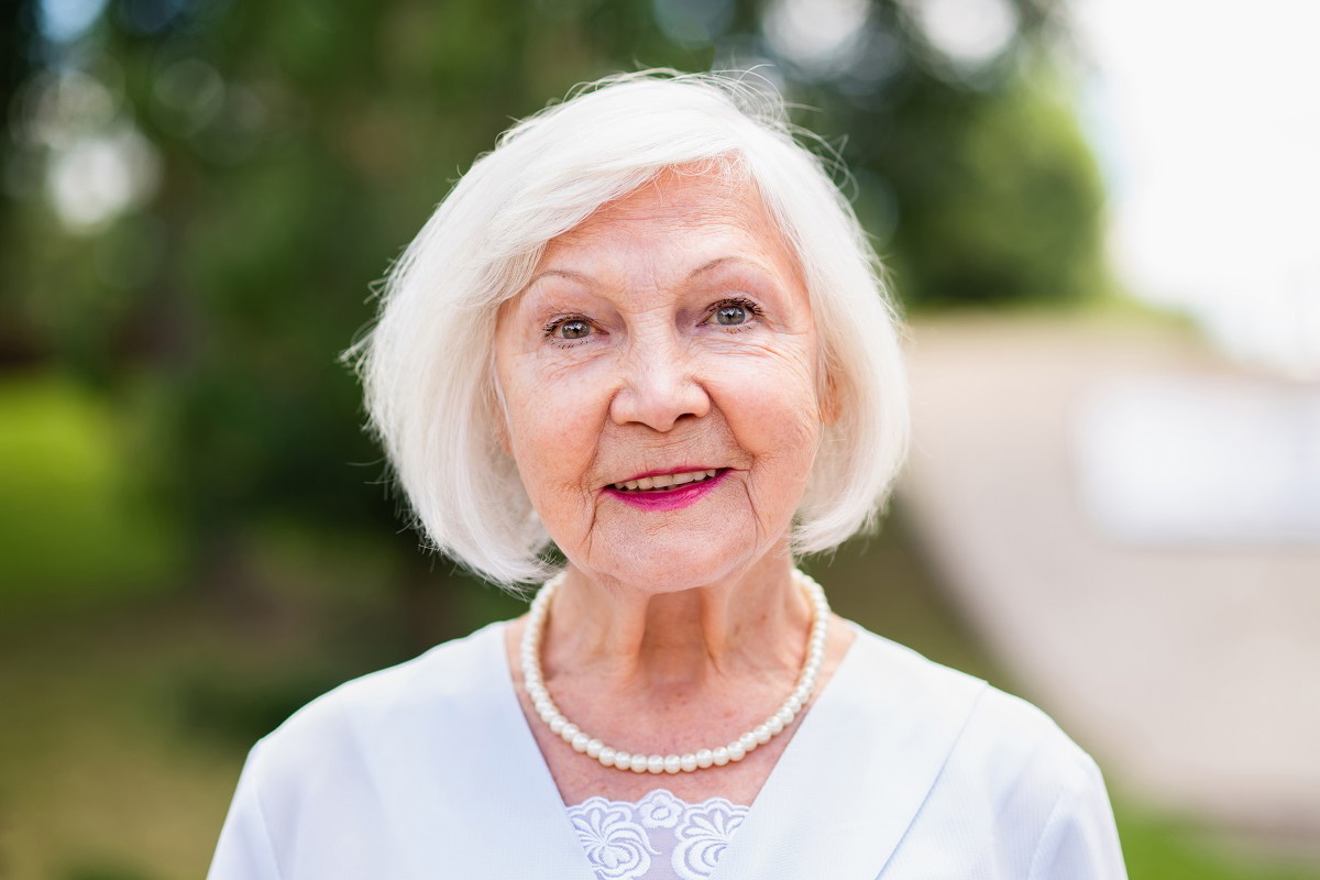 uśmiechnięta seniorka