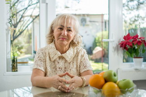 kobieta 60+ w kuchni
