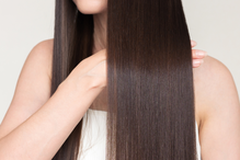 Odżywka do włosów z kwasem glikolowym daje efekt tafli. Hit L’Oréal