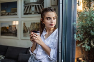 kobieta 30+ zamyślona i smutna