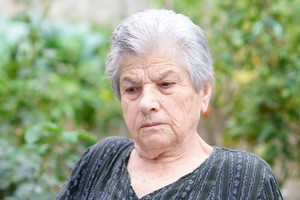 kobieta 60+ zmartwiona
