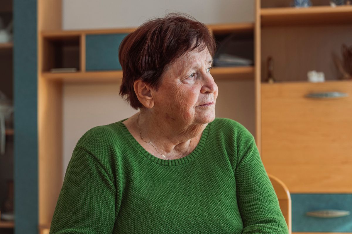 kobieta 60+ zamyślona i smutna