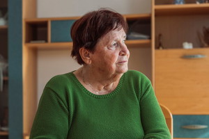 kobieta 60+ zamyślona i smutna