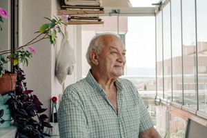 mężczyzna 70+ na balkonie