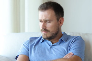 mężczyzna 30+ zmartwiony
