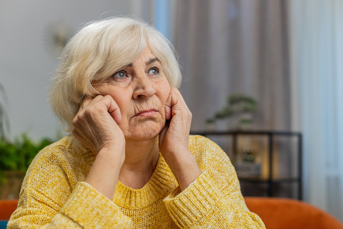 smutna seniorka