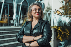 zaskoczona kobieta