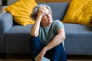 kobieta 50+ zamyślona i poważna