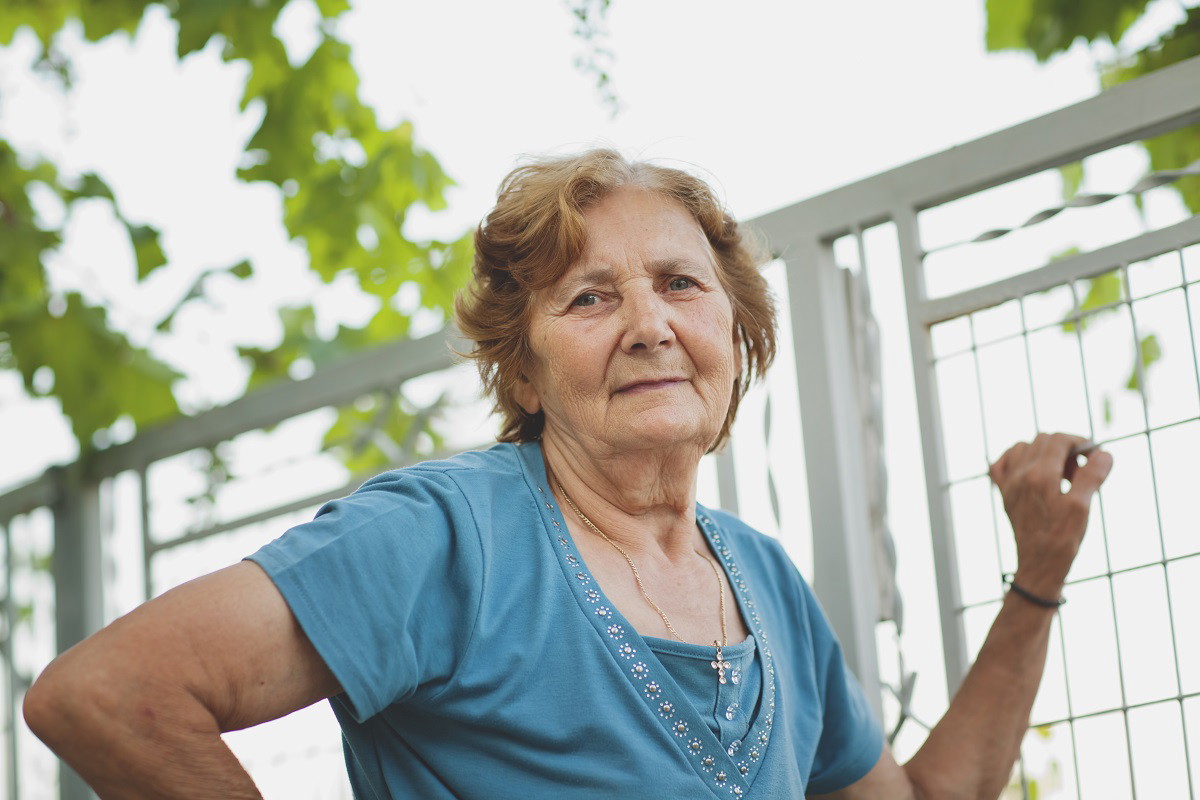 seniorka w ogrodzie