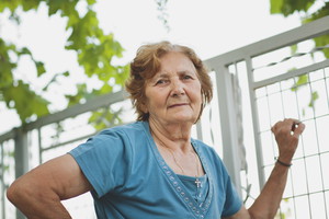 seniorka w ogrodzie
