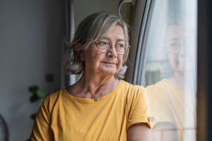kobieta 60+ smutna
