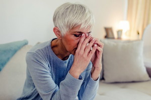 kobieta 60+ załamana