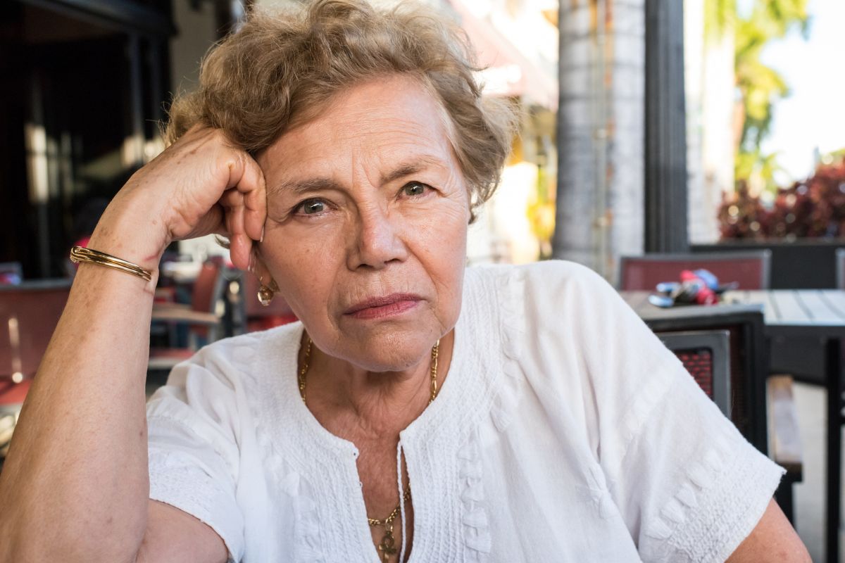 kobieta 60+ patrzy prosto w obiektyw aparatu