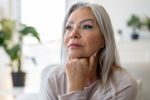 kobieta 60+ zamyślona