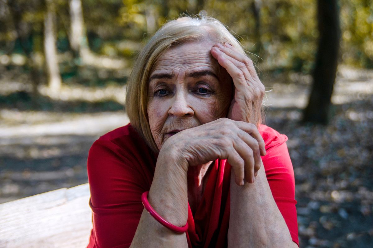 kobieta 60+ smutna i zamyślona
