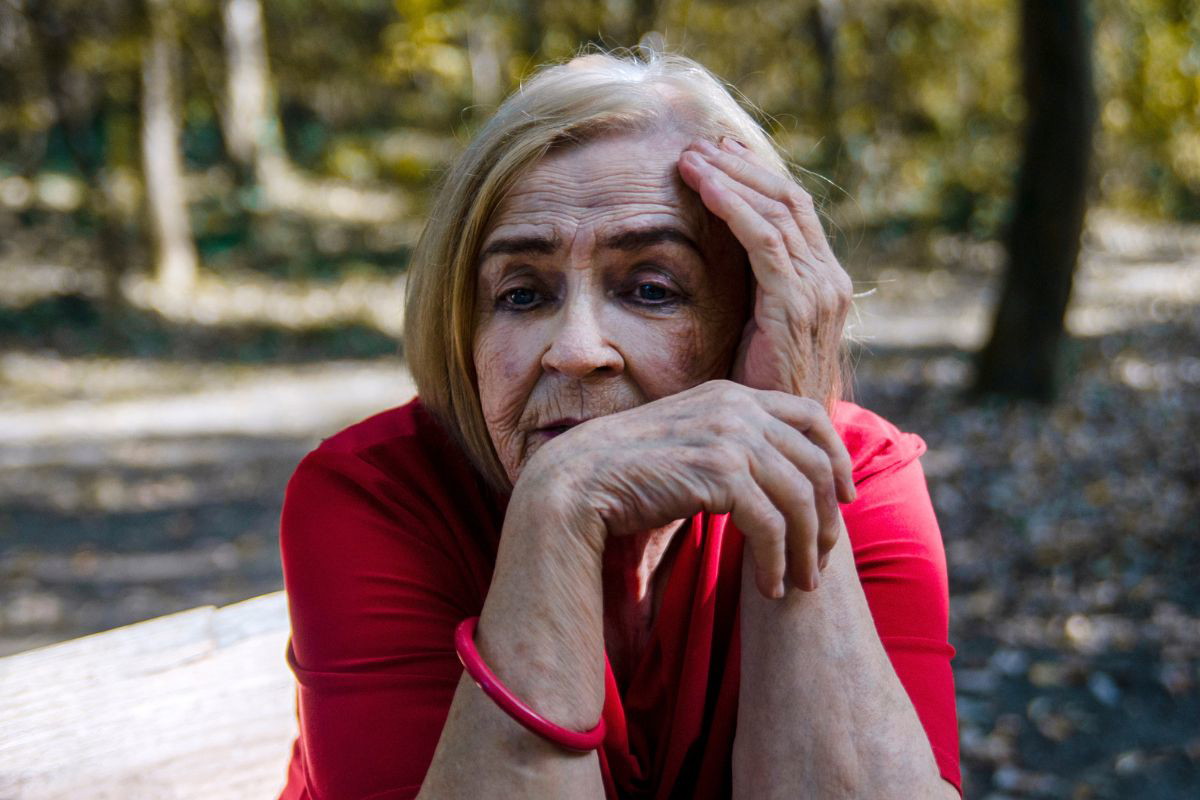 kobieta 60+ smutna i zamyślona