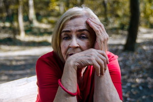 kobieta 60+ smutna i zamyślona
