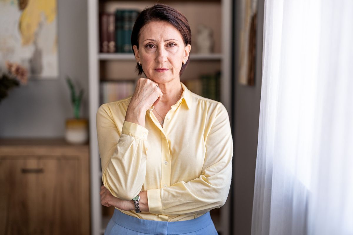 kobieta 50+ zamyślona i poważna