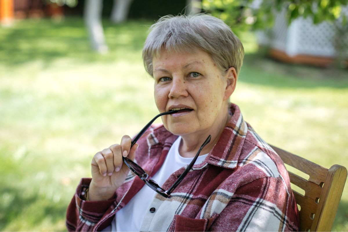 kobieta 60+ w ogrodzie