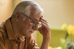 zamyślony senior