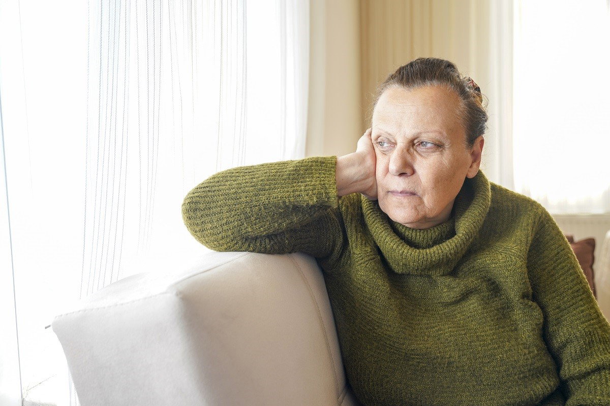 zamyślona seniorka