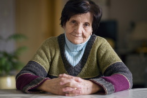 seniorka siedząca przy stole