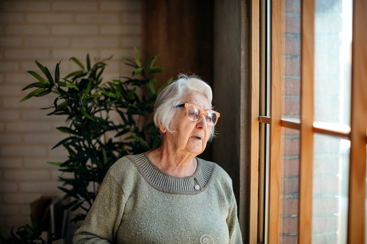 seniorka w oknie