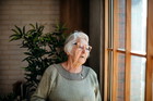 seniorka w oknie