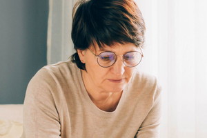 Smutna kobieta w średnim wieku