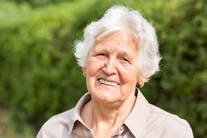uśmiechnięta seniorka