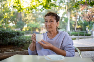 kobieta 50+ zamyślona i poważna