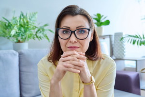 kobieta 40+ patrzy prosto w obiektyw aparatu
