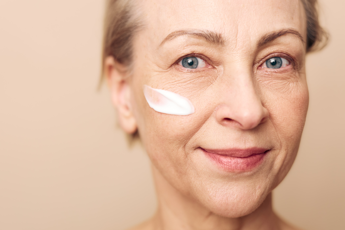 Pielęgnacja w czasie menopauzy. Jak zadbać o skórę i włosy