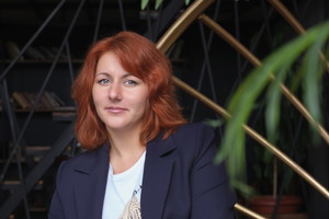 zamyślona kobieta