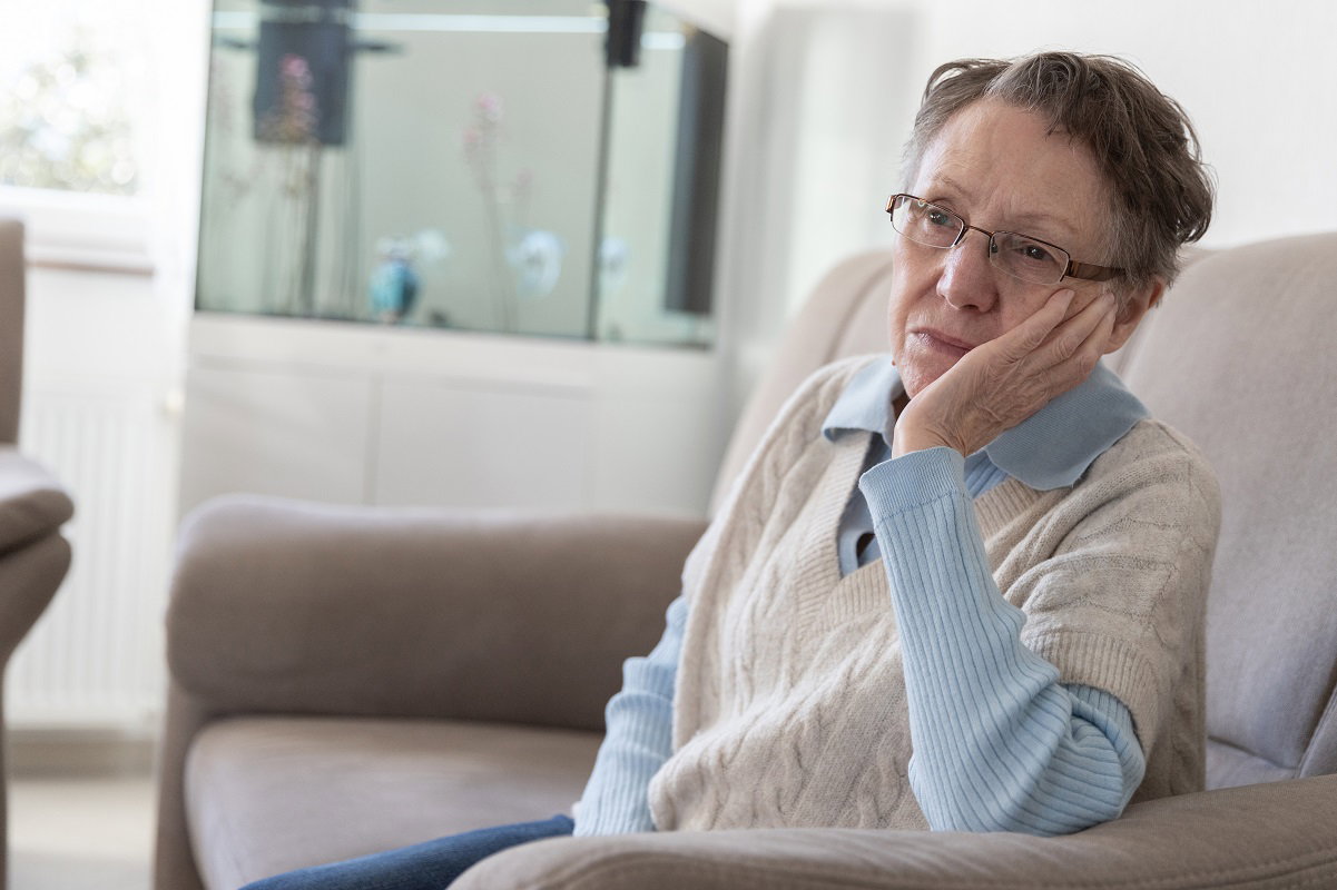 zmartwiona seniorka