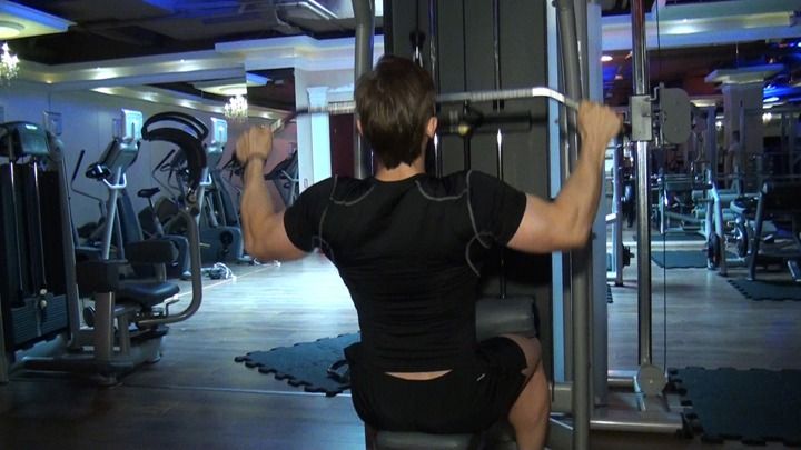 Maszyna Lat Machine - jak poprawnie ćwiczyć na siłowni