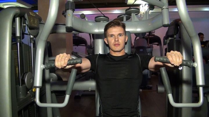 Maszyna Chest Press - jak poprawnie ćwiczyć na siłowni