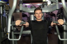 Maszyna Chest Press - jak poprawnie ćwiczyć na siłowni
