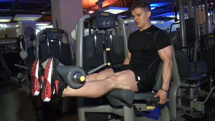 Maszyna Leg Extension - jak poprawnie ćwiczyć na siłowni