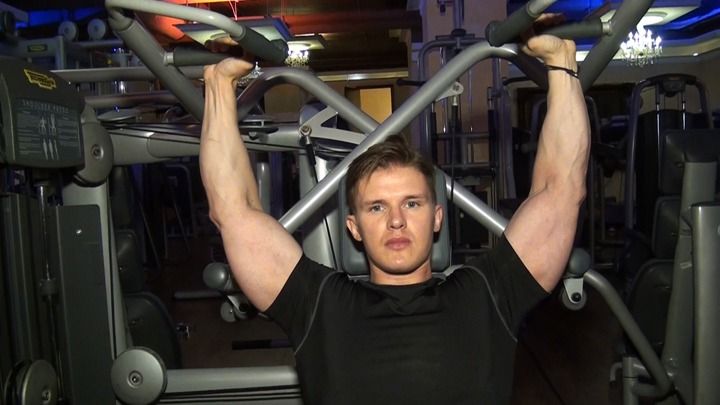 Maszyna Shoulder Press - jak poprawnie ćwiczyć na siłowni