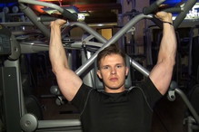 Maszyna Shoulder Press - jak poprawnie ćwiczyć na siłowni