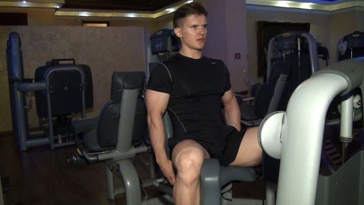 Maszyna Adductor - jak poprawnie ćwiczyć na siłowni
