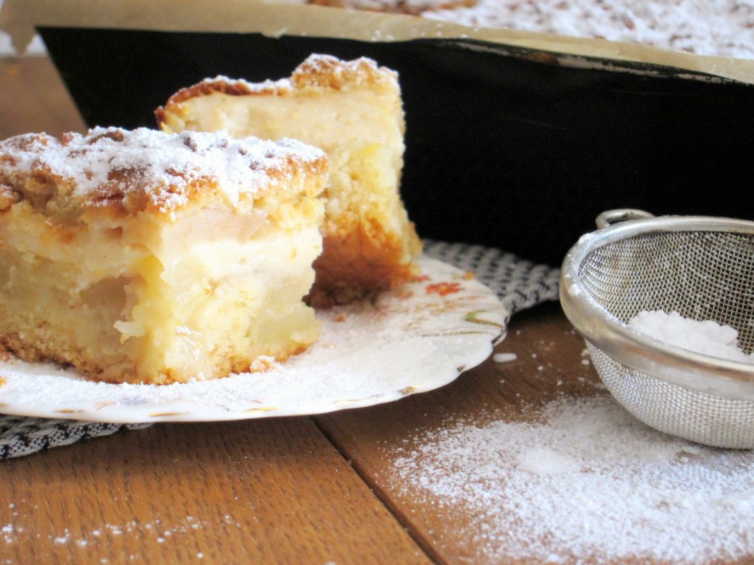ciasto z jabłkami i budyniem przepis, przepis na ciasto z budyniem i jabłkami, ciasto jabłkowo budyniowe