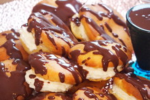 Profiterolki z sosem czekoladowym