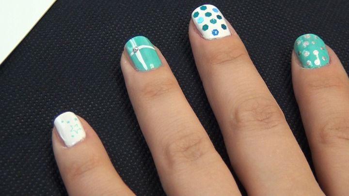 Biało-miętowy manicure
