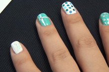 Biało-miętowy manicure
