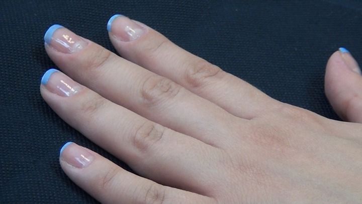 French manicure z kolorowymi końcówkami